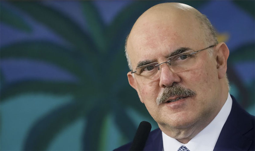 Ministro da Educação tem início de pneumonia por causa da covid-19