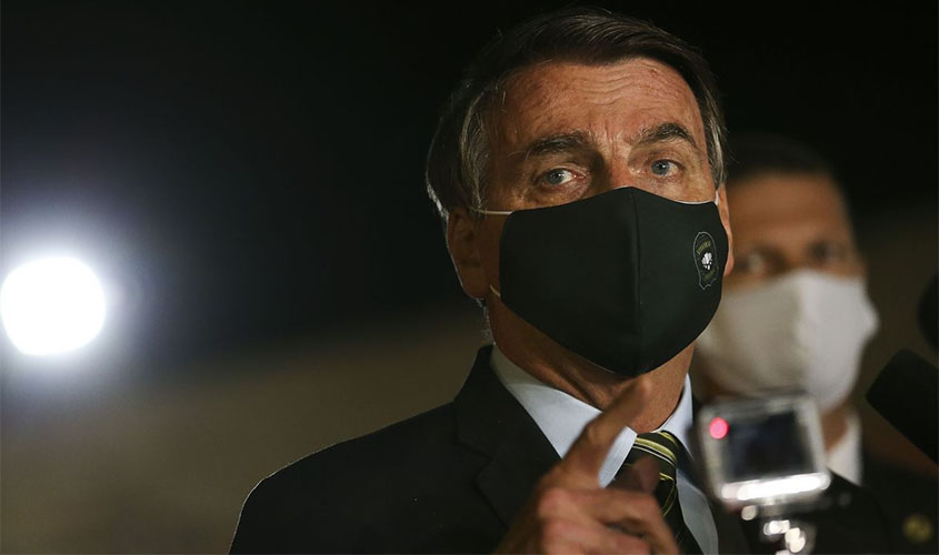 Bolsonaro diz que novo teste para covid-19 deu negativo