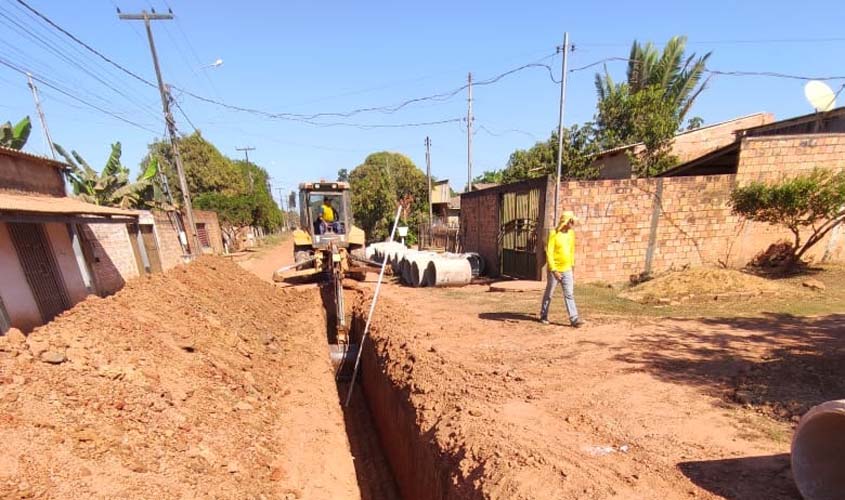 Ruas do bairro Rosalina de Carvalho recebem obras de drenagem