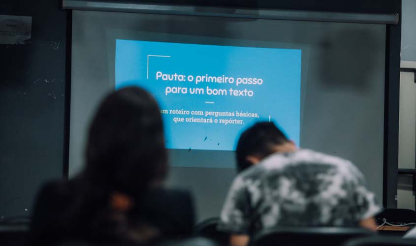 Alunos participam do curso de redação jornalística na Praça CEU