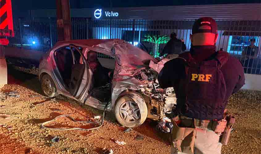 Carro desgovernado bate na traseira de carreta e deixa três pessoas gravemente feridas na BR-364
