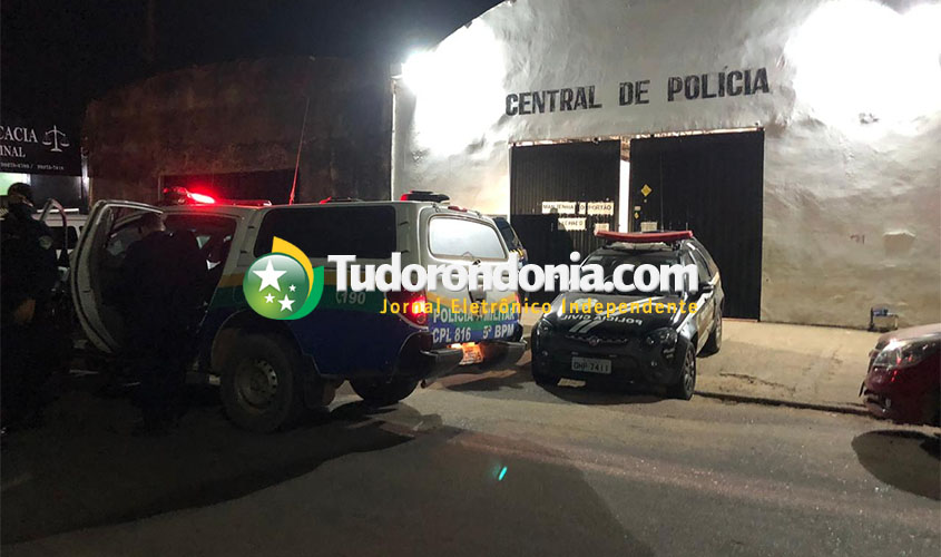 Homem tenta separar briga de casal apontando para o agressor e acaba preso por porte ilegal de arma de fogo