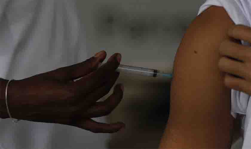 Média móvel de mortes por covid-19 está abaixo de 900 há 14 dias