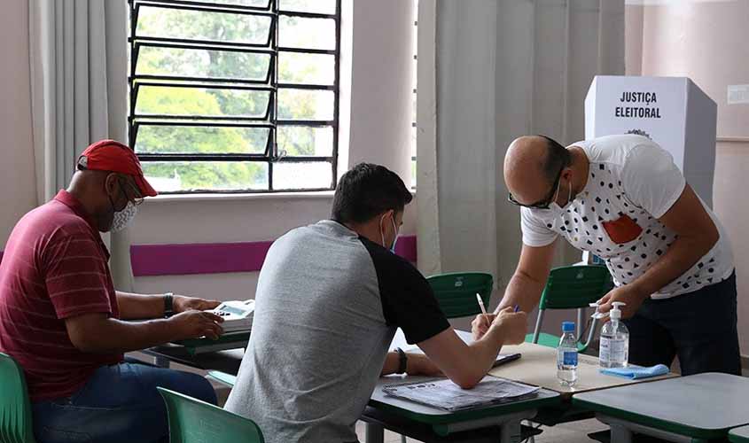 Eleitor deve deixar celular com mesário antes de votar, decide TSE