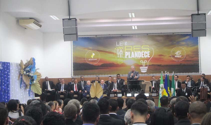 ASSEMBLEIA DE DEUS EM CANDEIAS DO JAMARÍ COMPLETA 45 ANOS E FAZ HOMENAGENS AOS PASTORES
