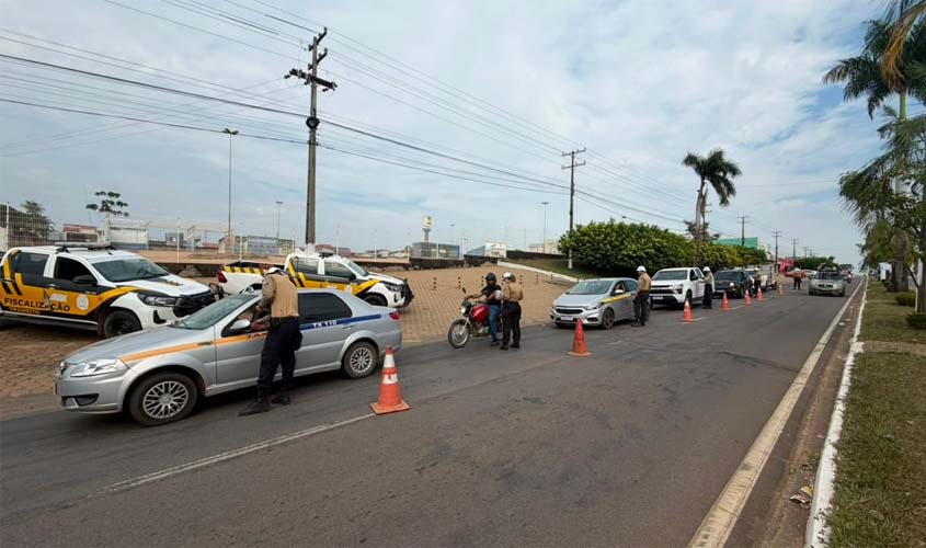 AMT realiza blitz para orientar condutores