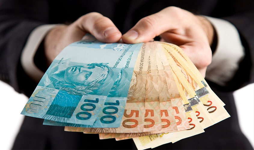 Após emprestar dinheiro para parentes e amigos, 79% das pessoas levaram calote, afirma estudo