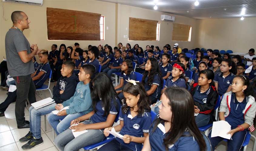 Futuros condutores de veículos aprendem a valorizar a vida por um trânsito mais seguro