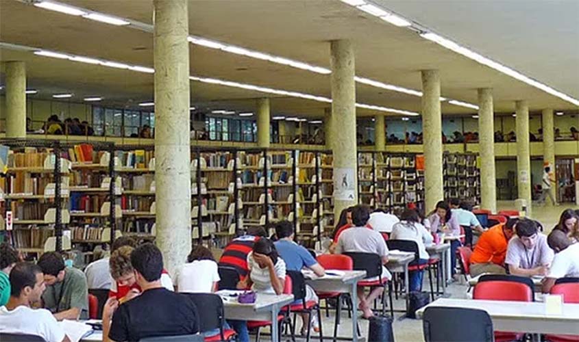 Mulheres dominam gestão da educação em municípios e homens nos estados