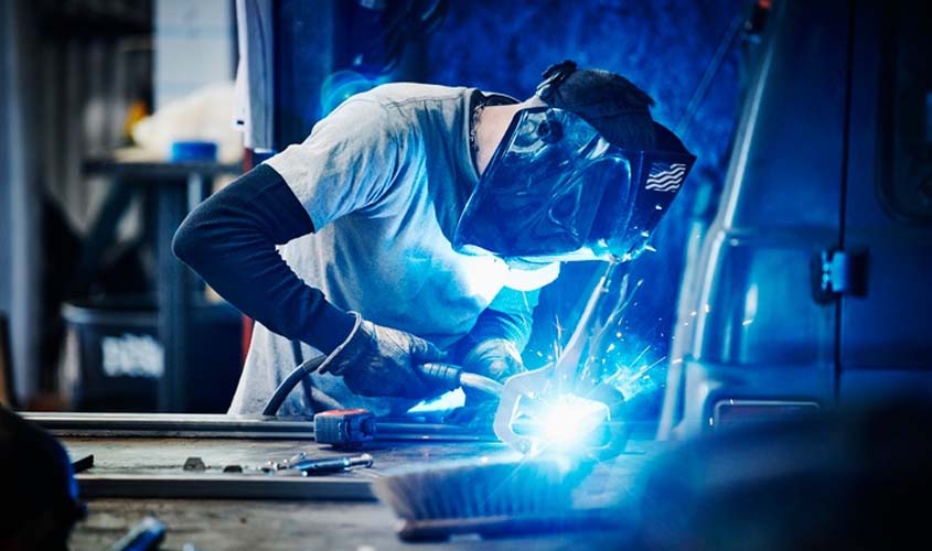 Reduzida indenização de metalúrgico em razão de artrose e perda auditiva