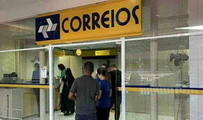 Para governo, privatização modernizará Correios; funcionários advertem que agências do interior serão fechadas