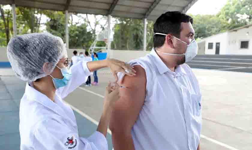 Dose de reforço para os profissionais da saúde começa neste sábado (25)