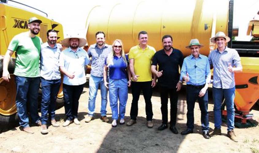 Prefeitura e Governo entregam máquinas e benefícios a produtores rurais