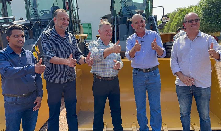 A pedido de Ismael Crispin, deputado Federal Lúcio Mosquini entrega equipamentos para Alvorada do Oeste