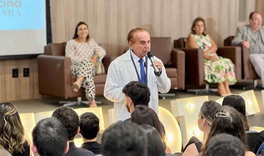 Dr. Aparício é homenageado por atuação em casos de fissura labiopalatina