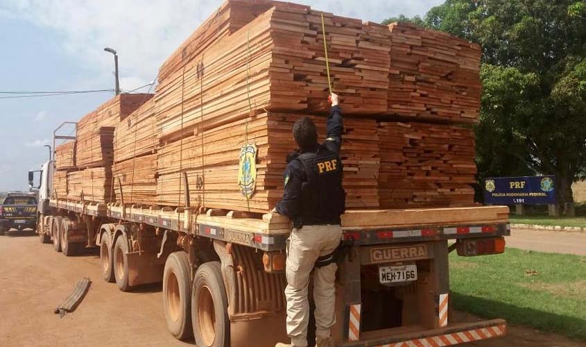 PRF apreende madeira transportada ilegalmente