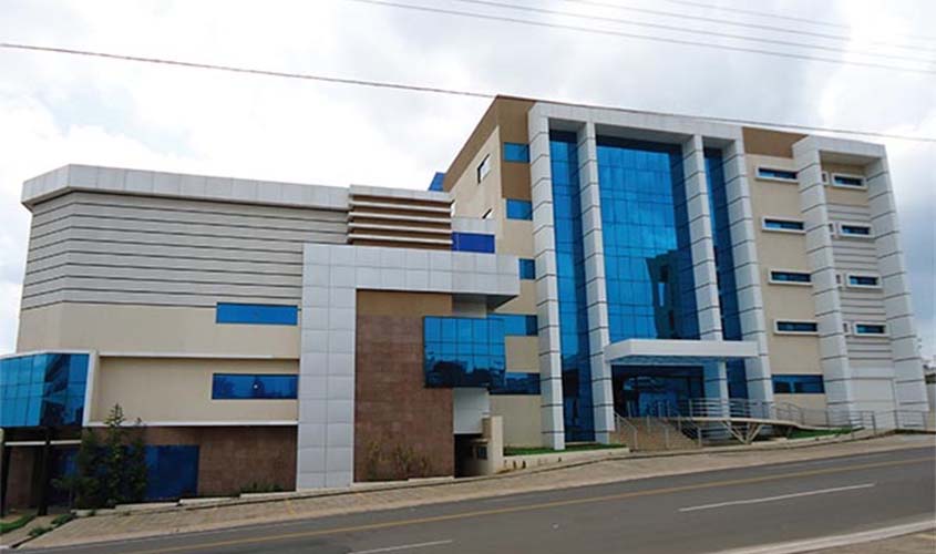 Polícia levanta suspeita de envolvimento de juiz em morte de advogado; magistrado acusa polícia de querer acobertar crimes