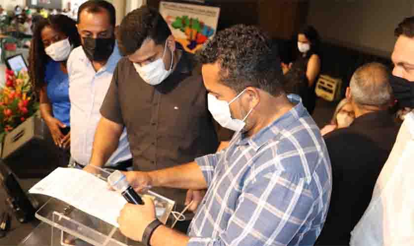 Prefeito anuncia implantação do biênio servidores da educação