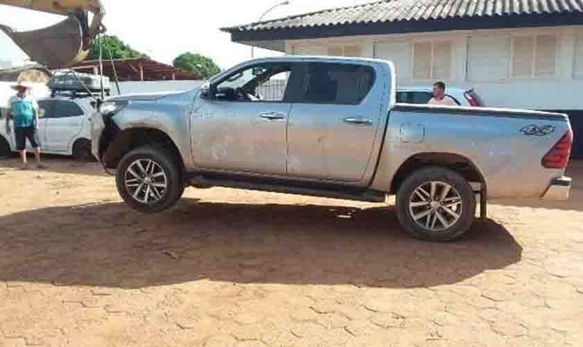 Caminhonete roubada é recuperada pela PMRO, em barranco de porto clandestino na cidade