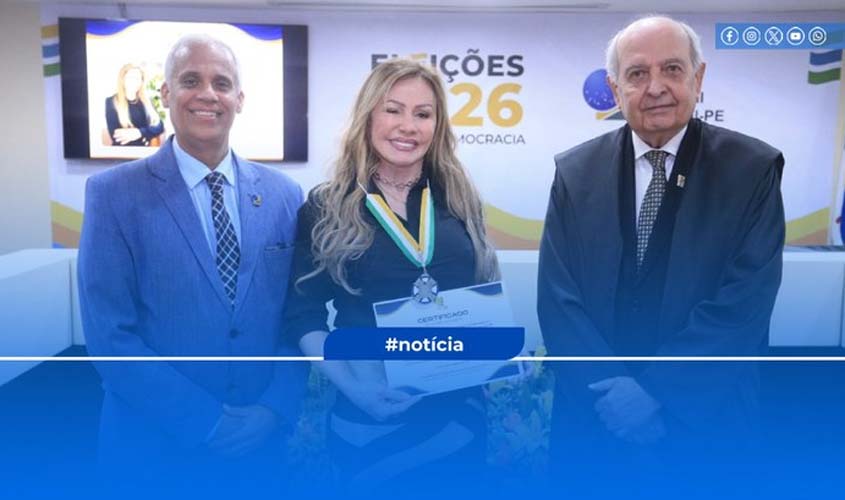 Diretora do TRE-RO recebe Medalha do Mérito em PE