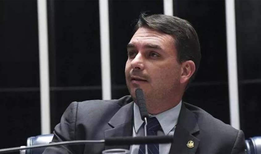 Flávio Bolsonaro e o navio da bancada cristã