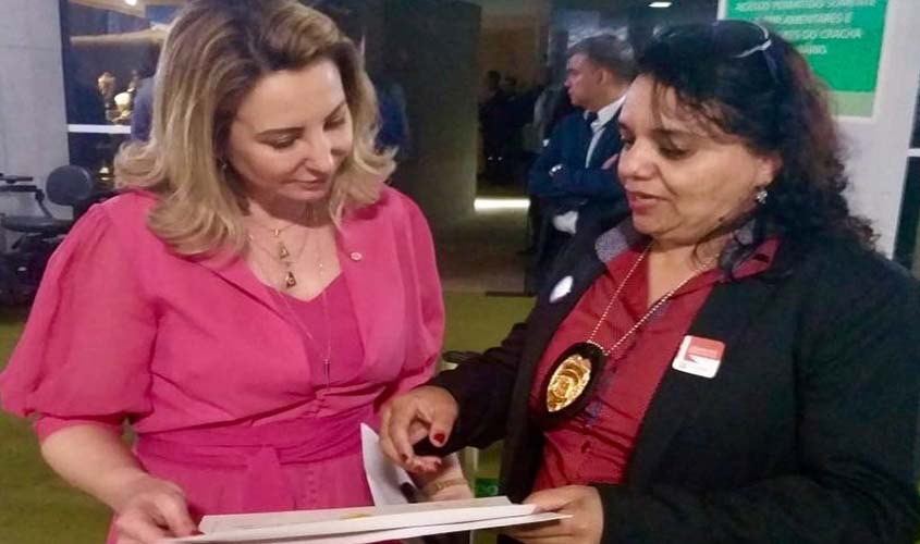 Jaqueline Cassol é homenageada pelas Guerreiras no Sistema Prisional