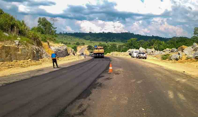 Obra de asfaltamento da BR-421 em Campo Novo de Rondônia está em fase de conclusão