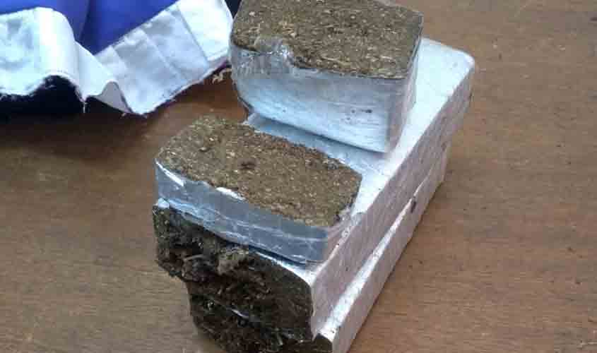 Mulher é presa pela PM com dois tabletes de maconha na garupa de moto táxi