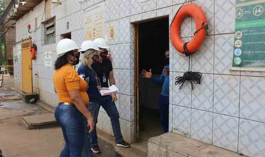 Servidores promovem ação de conscientização sobre o volume de lixo gerado na área portuária em Porto Velho