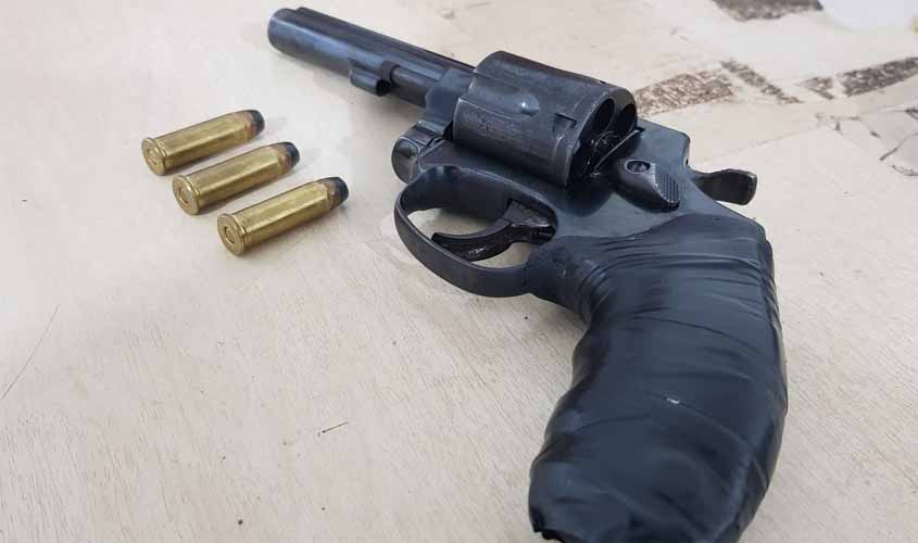 Polícia recebe denúncia e prende primos com revólver em bar