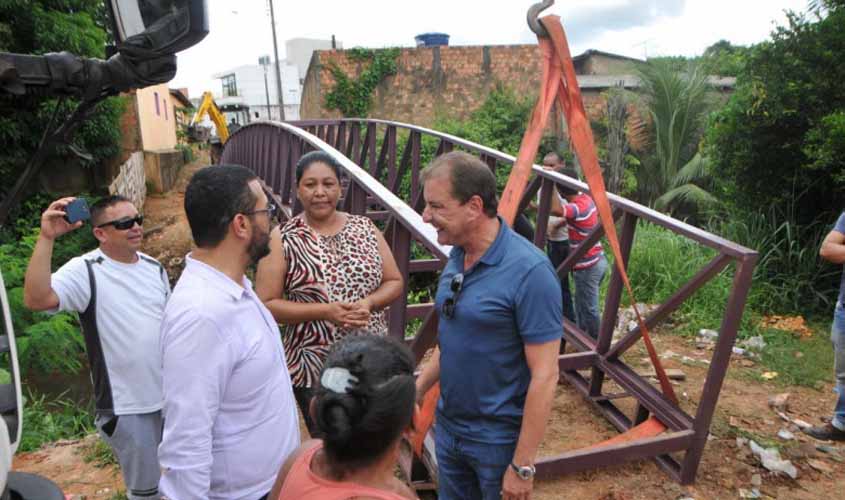 A pedido dos moradores, prefeitura constrói passarela no Canal dos Tanques, na Capital