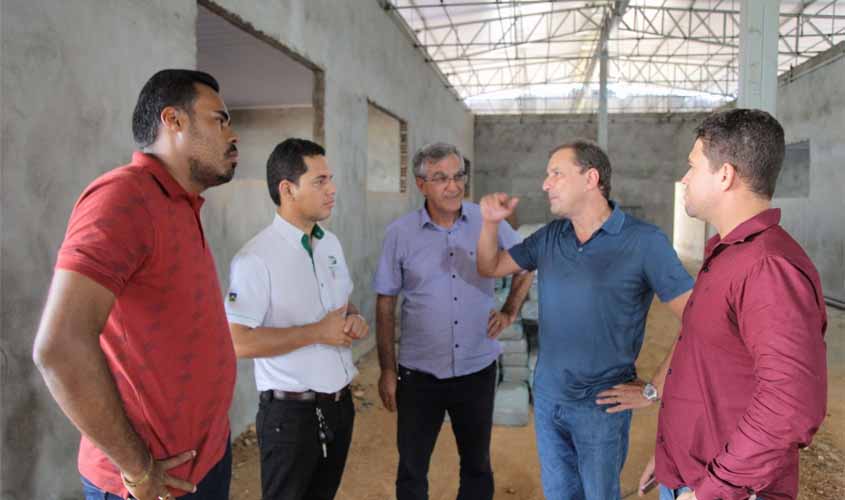 Prefeito de Porto Velho visita obra de escola municipal no Orgulho do Madeira