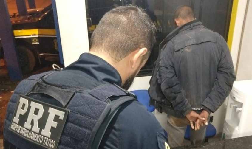 PRF prende homem armado que tentou fugir da fiscalização