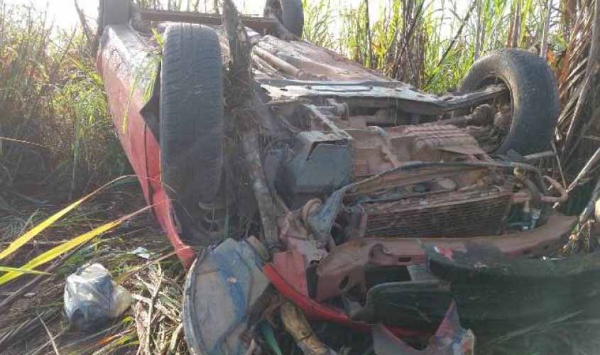 Carro com placas de Vilhena e sujo de sangue é encontrado destruído em rodovia de Rondônia, mas ocupantes sumiram