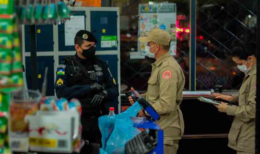 Na quarta noite da 'Operação Decreto', comerciantes são orientados a encerrar atividades após o horário estabelecido