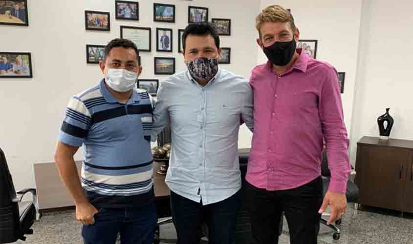 Marcelo Cruz recebe vereadores de Monte Negro