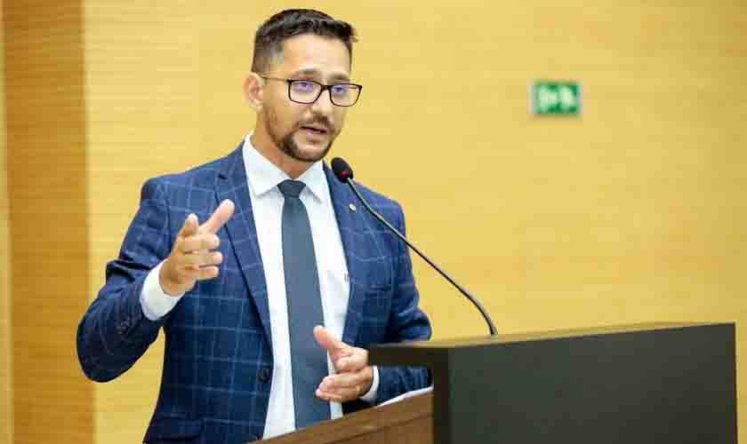 Deputado Anderson cobra informações quanto à falta de médicos no Hospital Regional de Buritis