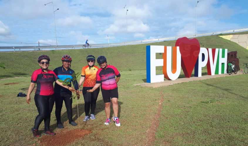 Viaduto da Três e Meio recebe plantio de mudas de ipês rosa