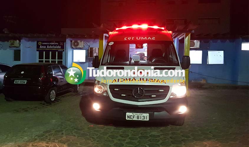 Mulher leva garrafada na cabeça durante confusão em boate