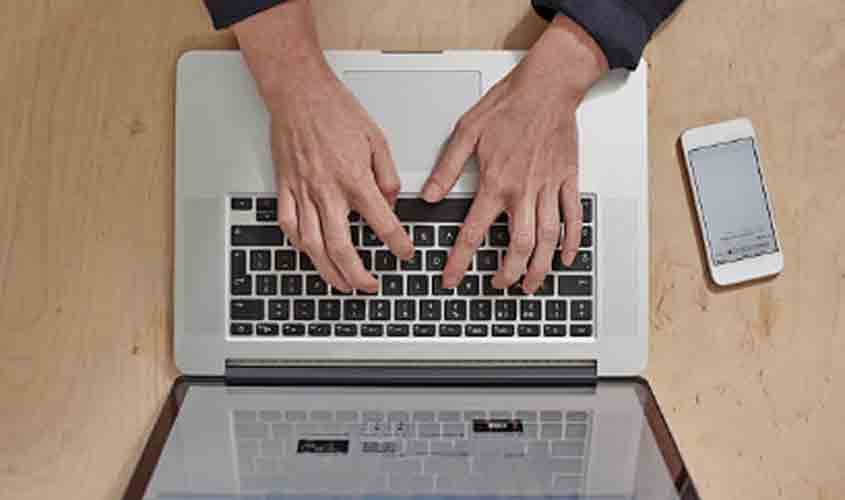 Celular, veículo e notebook fornecidos pela empresa não integram salário de economista