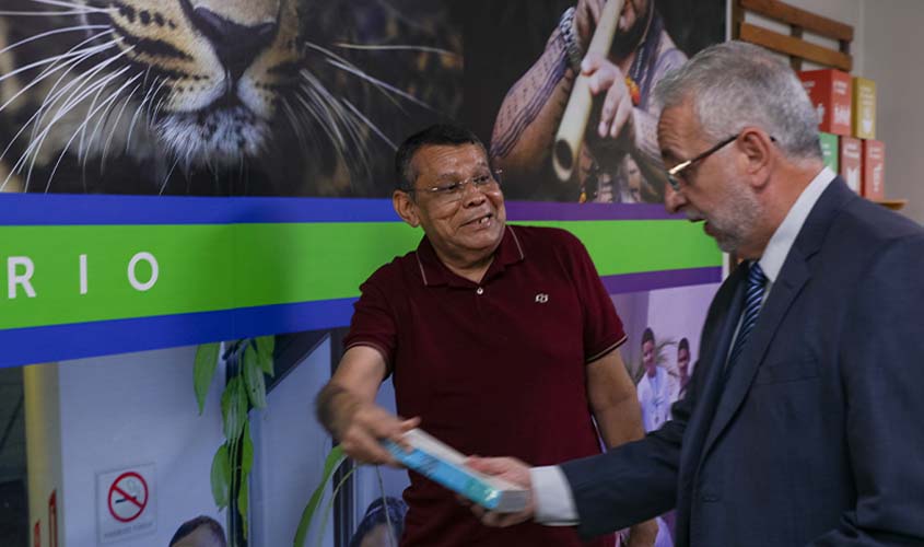 TJRO recebe doações de livros para projeto de ressocialização