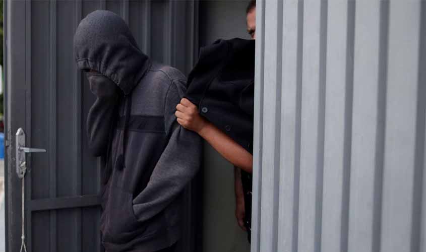 Adolescente acusado de planejar massacre em escola acompanha audiência