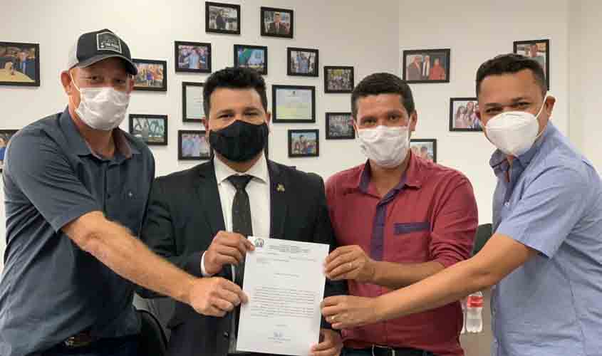 Marcelo Cruz destina R$ 500 mil e maquinários para prefeitura de Mirante da Serra