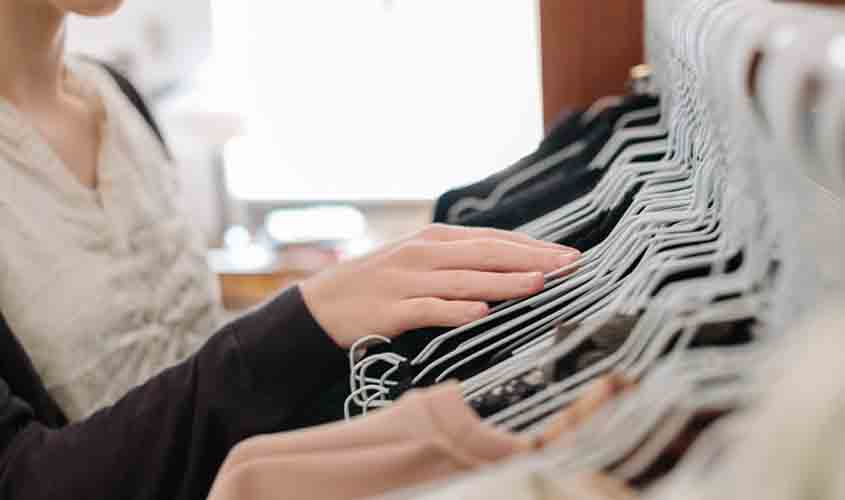 Empresa de vestuário vai ressarcir empregados por exigência de “dress code” em suas lojas