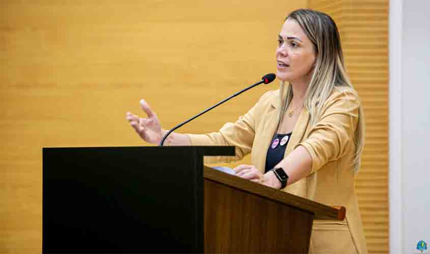 Deputada Cláudia de Jesus destaca combate ao feminicídio e defende valorização dos servidores da educação