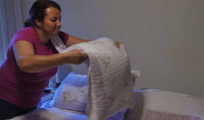 Mulher dedica o dobro de horas para afazeres domésticos que o homem