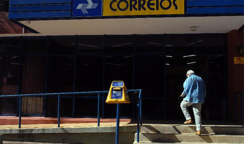 Bolsonaro autoriza estudo para privatização dos Correios