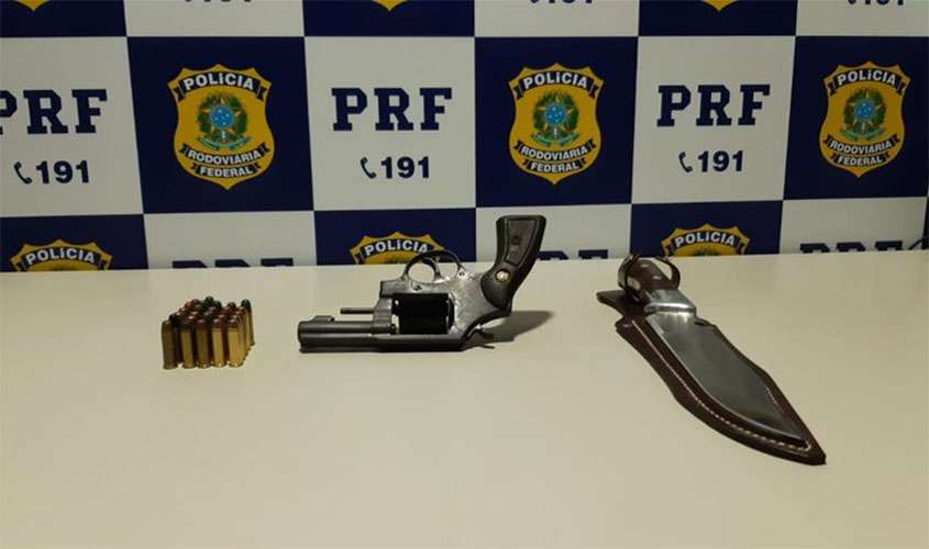 Em Ji-Paraná/RO, homem é flagrado com revólver e 27 munições
