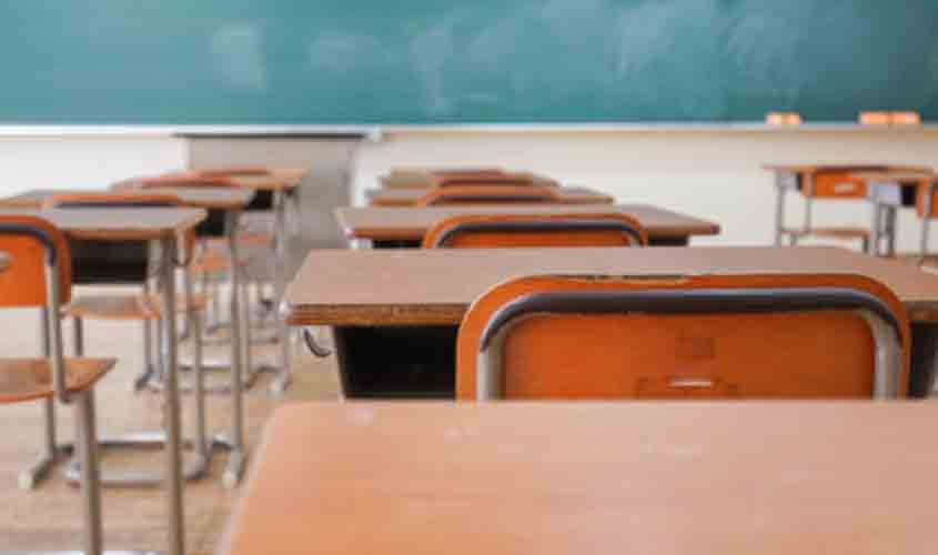 Professora receberá horas extras por extrapolar carga horária para atividades em sala de aula