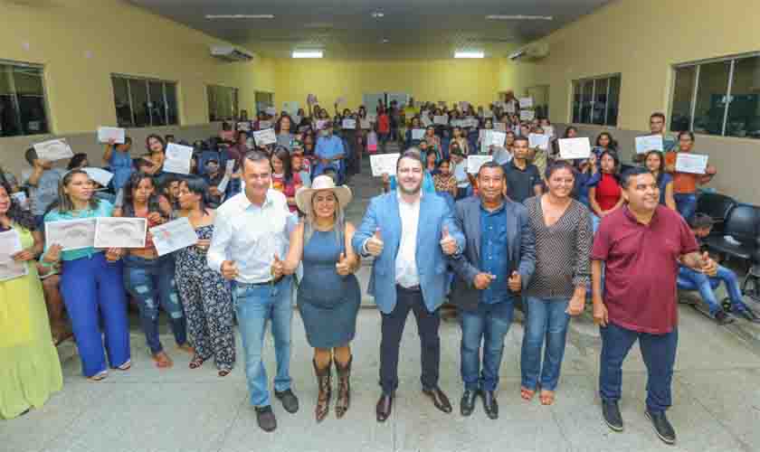 Presidente Alex Redano participa de entrega de certificados de cursos profissionalizantes em Candeias do Jamari